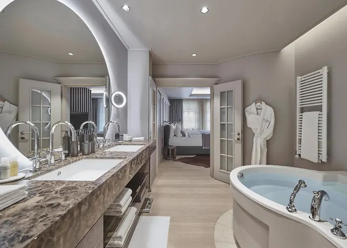 Weisses Roessl מלון 5*