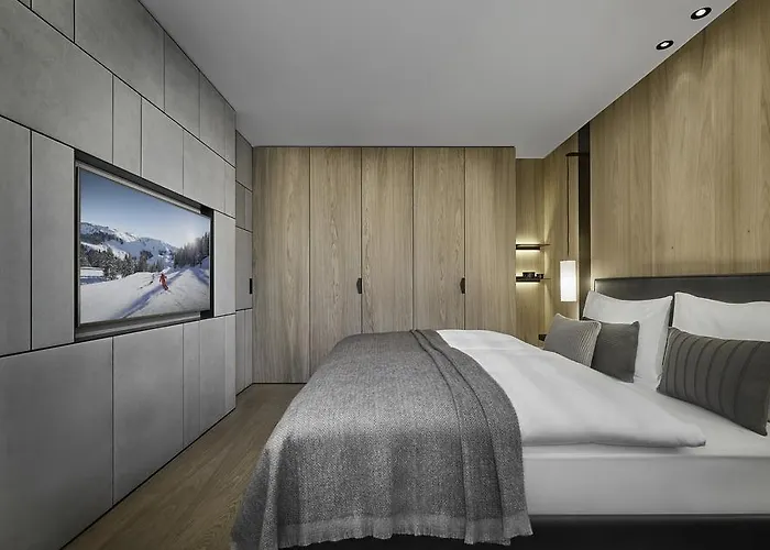 מלון Weisses Roessl 5*