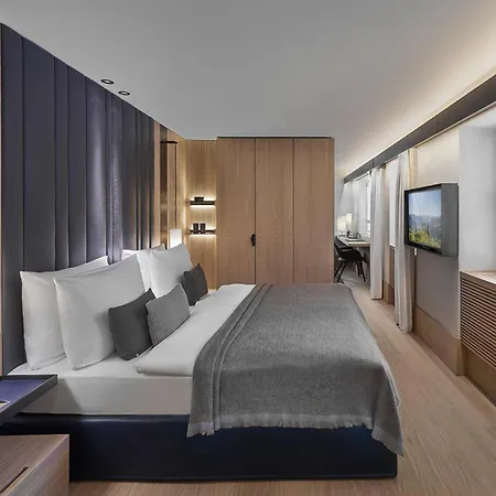 Отель Weisses Roessl 5*